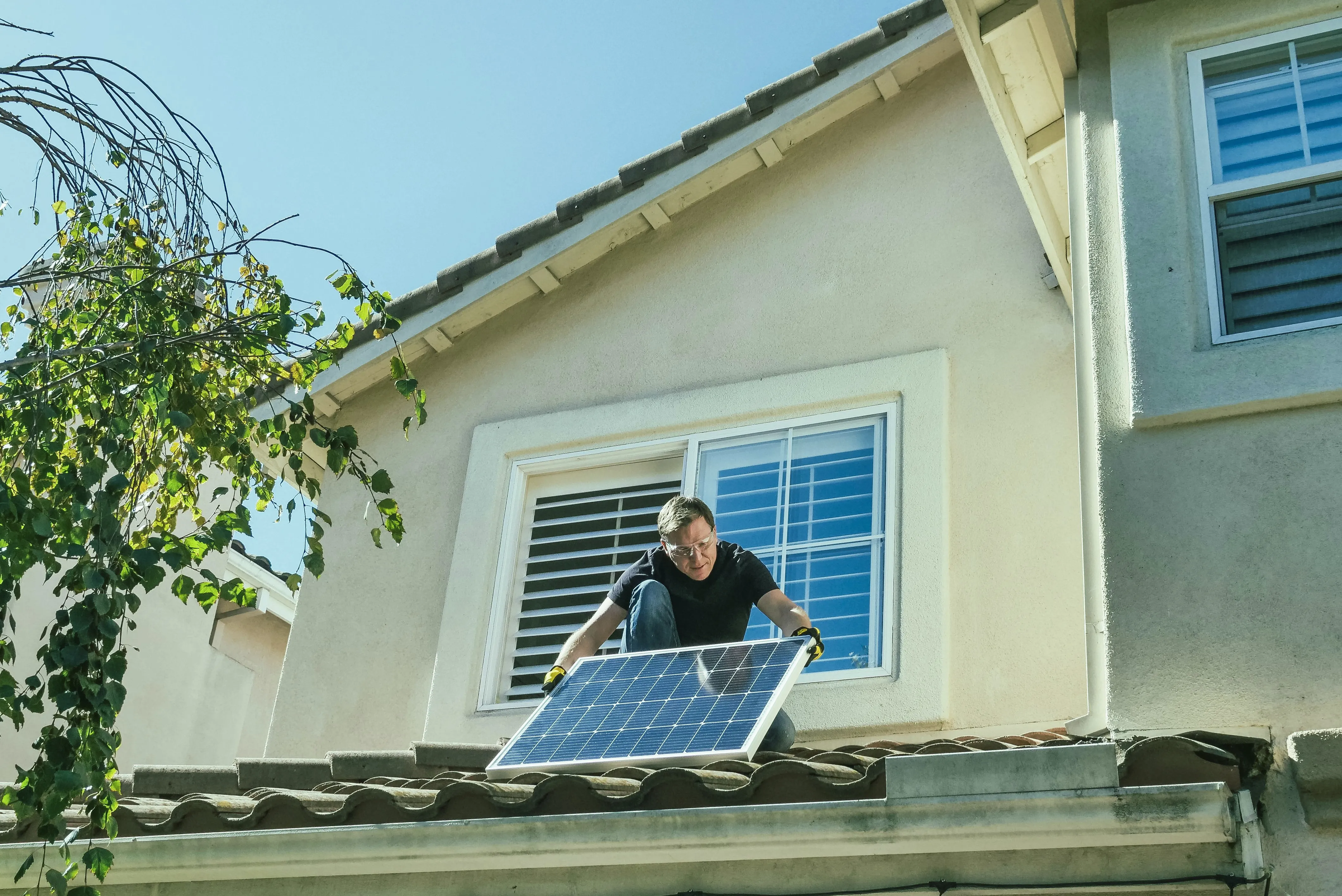Installation af solceller på tag i villakvarter